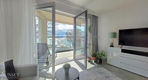 Swinoujscie Apartment | Sunset Apartments - Flotylla - Nowoczesne mieszkanie z widokiem na port, prywatny parking, blisko mariny jachtowej, Park Zdrojowy