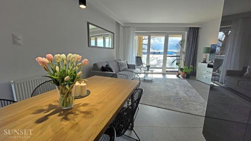 Swinoujscie Apartment | Sunset Apartments - Flotylla - Nowoczesne mieszkanie z widokiem na port, prywatny parking, blisko mariny jachtowej, Park Zdrojowy