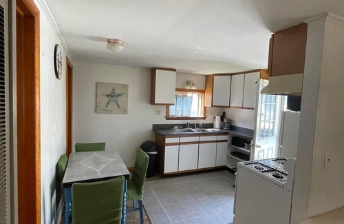 Irving Cottage | Sunset Bay 2 Cottages 2Bd & 1Bd Close To Beach Same Lot 1 price for both