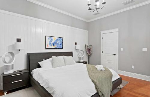 Riverside Heights House | Sunset Bungalow with hot tub - 6ppl