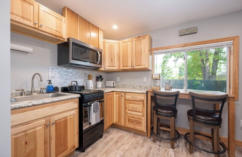 Grand Rapids Apartment | Sunset Cottage on McKinney Lake — Cozy 1BR/1BA with Kitchen & Dining