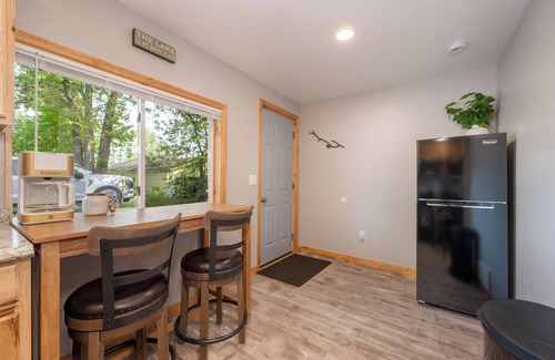 Grand Rapids Apartment | Sunset Cottage on McKinney Lake — Cozy 1BR/1BA with Kitchen & Dining