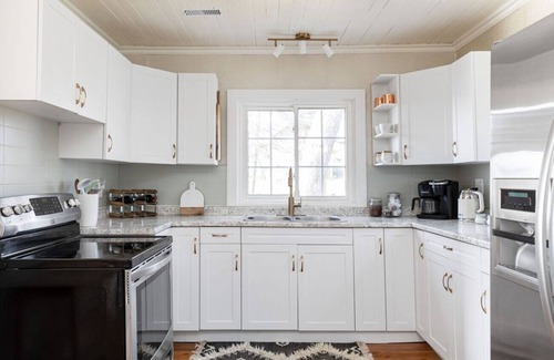 Selkirk Cottage | Sunset Escape | Hot Tub, Pet-Friendly & Firepit