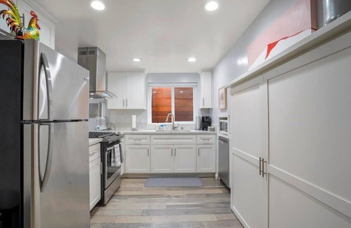 Mission Hills Apartment | Sunset in Old Town with a Perfect Location