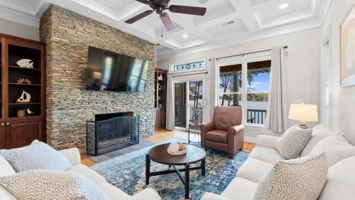 Troutman House | Sunset Pointe by AvantStay Waterfront Beach Fire Pit Sleeps 14 5BDR 4BA