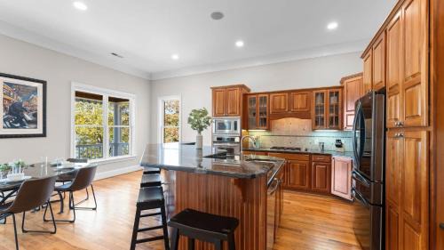 Troutman House | Sunset Pointe by AvantStay Waterfront Beach Fire Pit Sleeps 14 5BDR 4BA