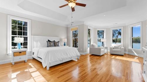 Troutman House | Sunset Pointe by AvantStay Waterfront Beach Fire Pit Sleeps 14 5BDR 4BA