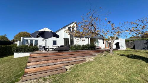 Havelock North House | Sunset Sanctuary - Havelock North Holiday Home