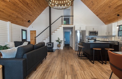 Mundleville Cabin | Sunset Shore Lodge. Pet friendly, Richibucto River