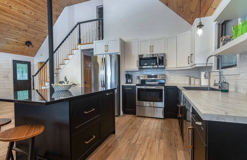 Mundleville Cabin | Sunset Shore Lodge. Pet friendly, Richibucto River