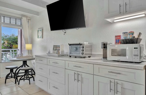 Ruskin Apartment | Sunset Suite Heated Pool Tennis Gym Balcony