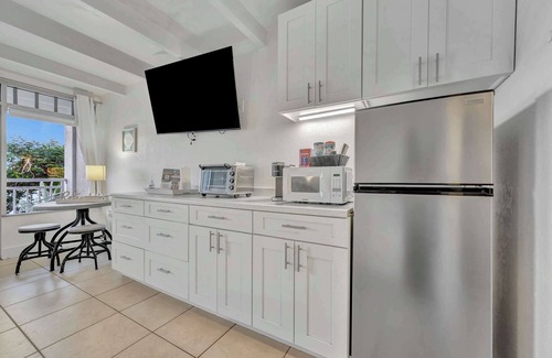 Ruskin Apartment | Sunset Suite Heated Pool Tennis Gym Balcony