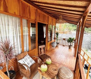 Pecatu Apartment | Sunshine wooden house