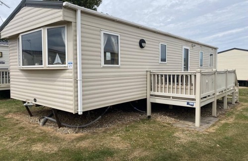 Heacham Ski Chalet | Super 3 Bedroom Pet Friendly Caravan With Decking