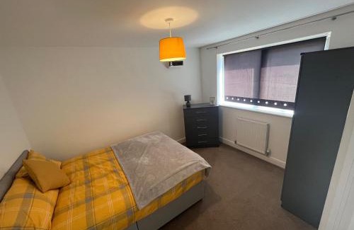 Hull Apartment | SUPER 4 Bedroom 9 Person 3 Bathroom MEGA HOUSE