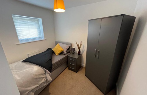 Hull Apartment | SUPER 4 Bedroom 9 Person 3 Bathroom MEGA HOUSE