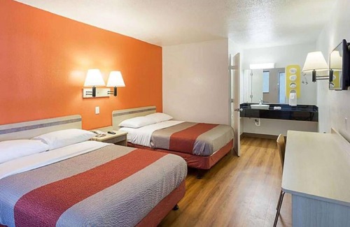 Broadmoor Hotel | Super 6 Inn & Suites Baton Rouge