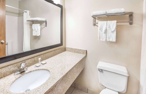 Bloomington Hotel | Super 8 by Wyndham Bloomington University Area