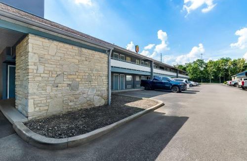 Springdale Hotel | Super 8 by Wyndham Cincinnati-Springdale OH