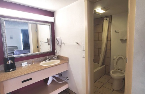 Moore Hotel | Super 8 by Wyndham City of Moore