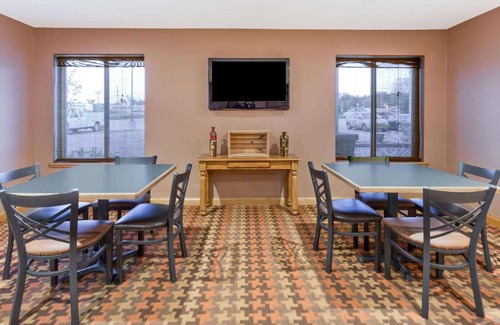 Cloverdale Hotel | Super 8 by Wyndham Cloverdale IN