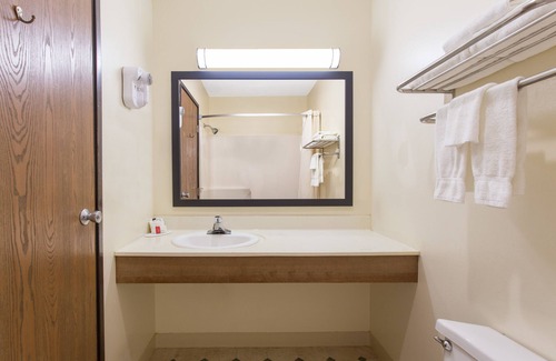 Eau Claire Hotel | Super 8 by Wyndham Eau Claire I-94