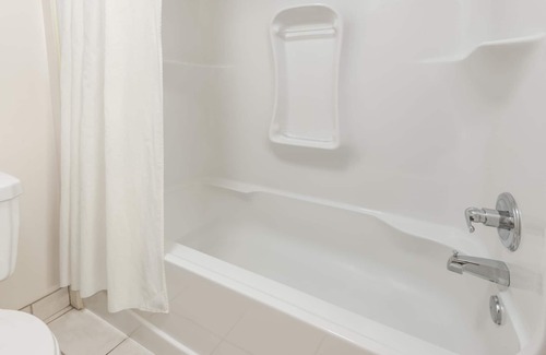 Northwest Edmonton Hotel | Super 8 by Wyndham Edmonton/West