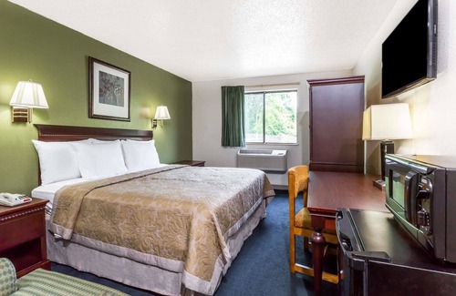Downtown Hotel | Super 8 by Wyndham Hampton