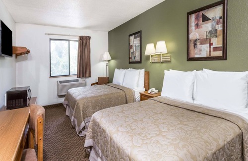Downtown Hotel | Super 8 by Wyndham Hampton