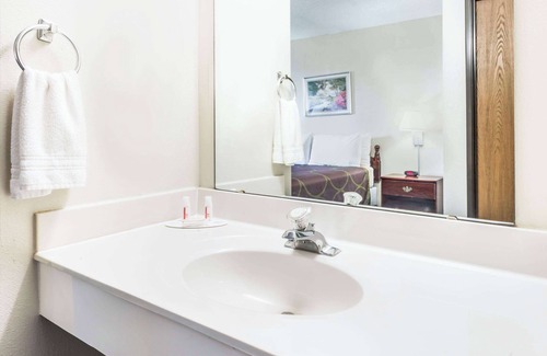 Jerseyville Hotel | Super 8 by Wyndham Jerseyville
