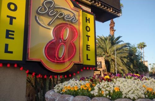 Las Vegas Hotel | Super 8 by Wyndham Las Vegas North Strip/Fremont St. Area