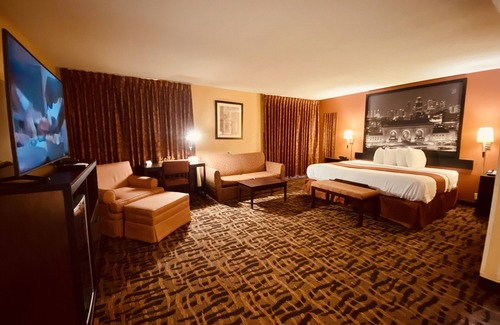 Hillcrest Hotel | Super 8 by Wyndham Lawrence KU