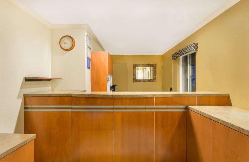 Martinez Hotel | Super 8 by Wyndham Martinez