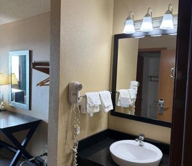 Mendota Hotel | Super 8 by Wyndham Mendota I-39
