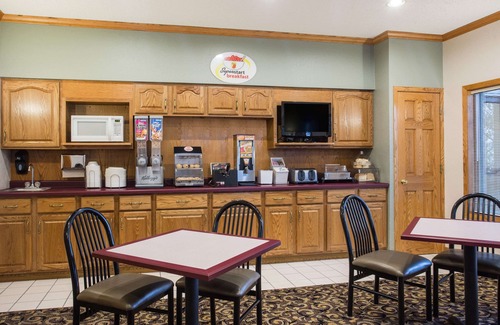 Monroe Hotel | Super 8 by Wyndham Monroe WI