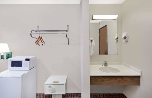 Muscatine Hotel | Super 8 by Wyndham Muscatine