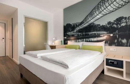 Oberhausen Hotel | Super 8 by Wyndham Oberhausen am Centro