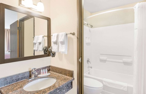 Enterprise Hotel | Super 8 by Wyndham Redding