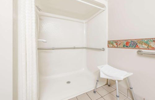 Shepherdsville Hotel | Super 8 by Wyndham Shepherdsville - Louisville South I65