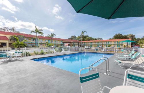 Indian Beach Sapphire Shores Hotel | Super 8 by Wyndham Sarasota Near Siesta Key