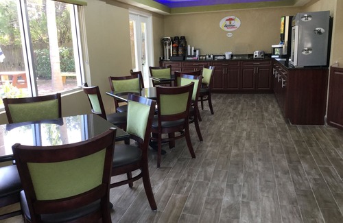 Indian Beach Sapphire Shores Hotel | Super 8 by Wyndham Sarasota Near Siesta Key