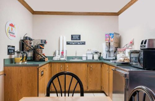 Sheldon Hotel | Super 8 by Wyndham Sheldon