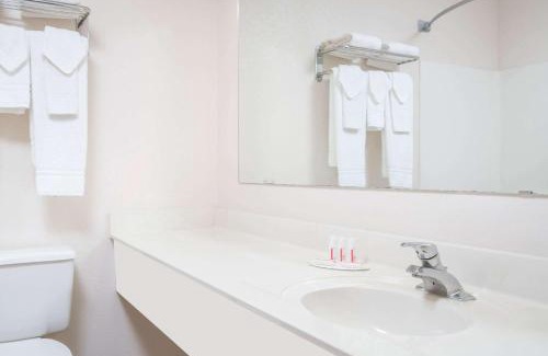 Sheldon Hotel | Super 8 by Wyndham Sheldon