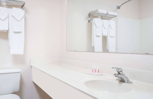 Sheldon Hotel | Super 8 by Wyndham Sheldon