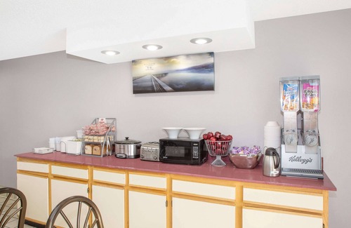 Springdale Hotel | Super 8 by Wyndham Springdale AR