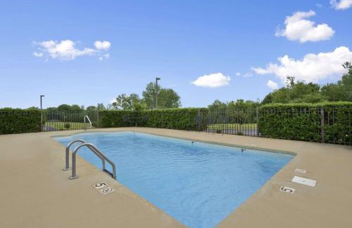 Tupelo Hotel | Super 8 by Wyndham Tupelo Airport