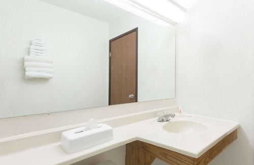 Twinsburg Hotel | Super 8 by Wyndham Twinsburg/Cleveland Area