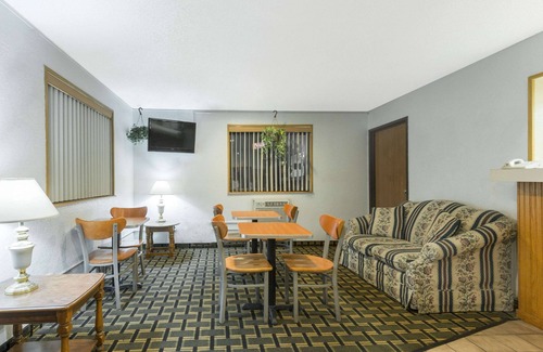 Twinsburg Hotel | Super 8 by Wyndham Twinsburg/Cleveland Area