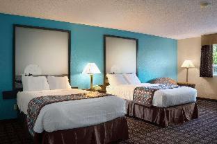 Whitewater Hotel | Super 8 by Wyndham Whitewater WI