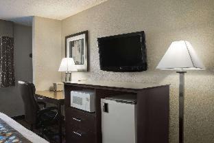 Whitewater Hotel | Super 8 by Wyndham Whitewater WI